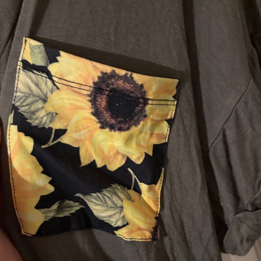 Casual Olive Green Women's Tee with Sunflower Detail size 3X. Like new! - Picture 2 of 2